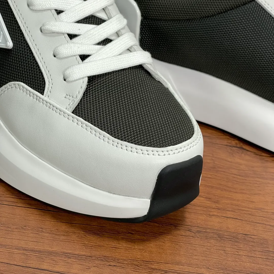 💰720 Code: YS003342 Prada/Prada men's new mesh stitching sneakers. This sneaker presents a modern version, reinterpreting the brand's archive style with clean lines and smooth details. The shoes are made of calf leather and technical fabric, with a triangular metal logo on the outside, bright TPU decoration on the heel, and a longer and padded inner heel design for a more comfortable fit. The tongue is decorated with a silk-screen logo, and is paired with a hollow rubber sole on the heel. The full cowhide lining comes standard with logo cowhide foot pads, making the upper foot taller, more comfortable, and versatile! Comes with full original packaging! Code number: 39-40-41-42-43-44 Standard leather shoe size (45 can be customized and returns are not supported) Item number: 2EE918 mesh dark green
